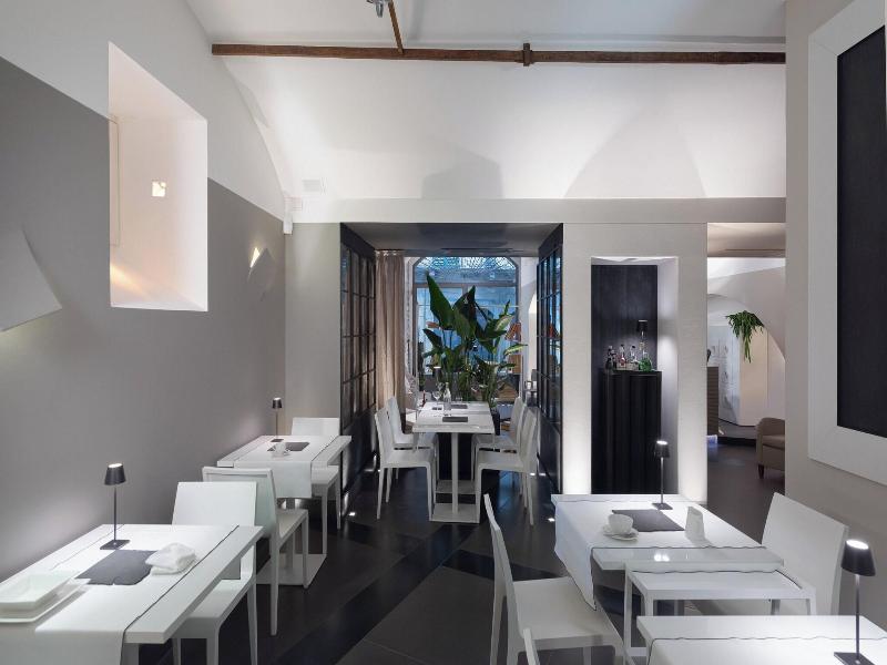 Gombit Hotel image