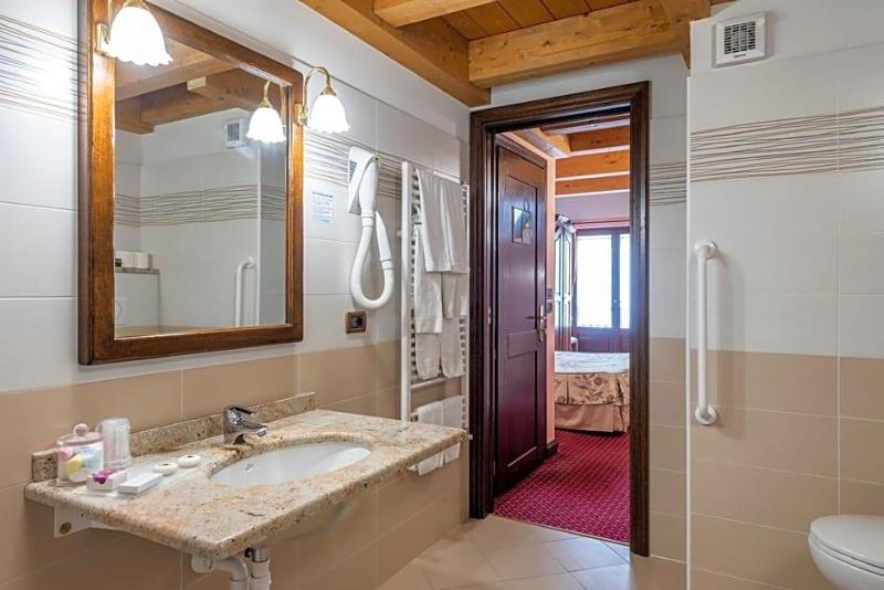 Hotel L'Aiglon image