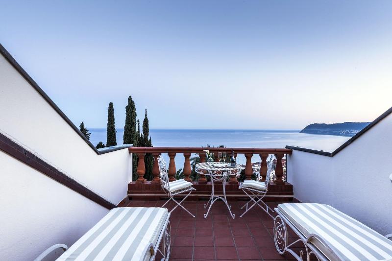 Villa Della Pergola image
