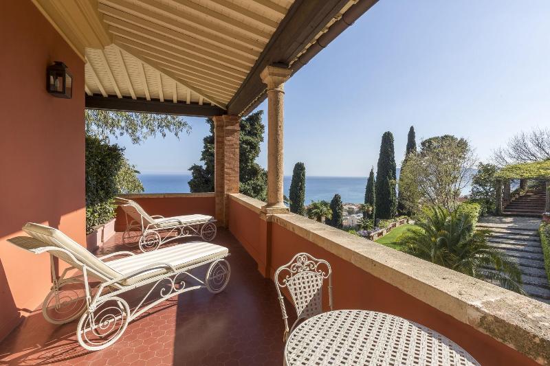 Villa Della Pergola image