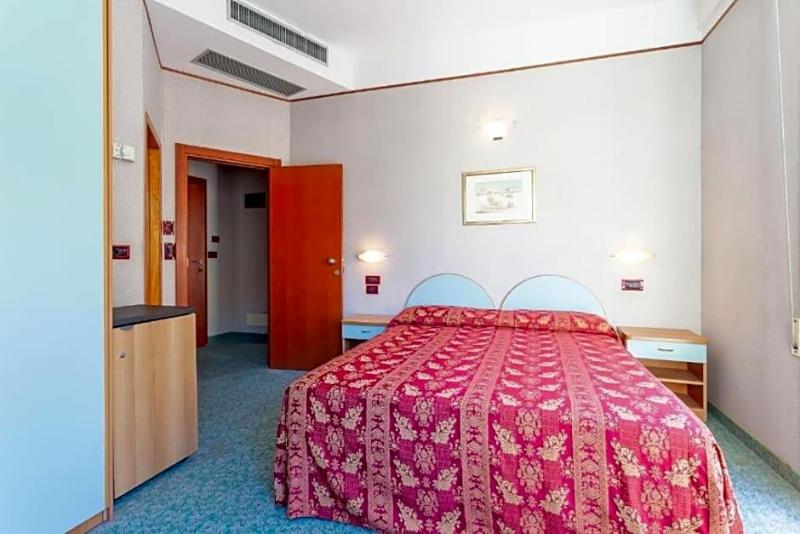 Hotel Residence & Suites image