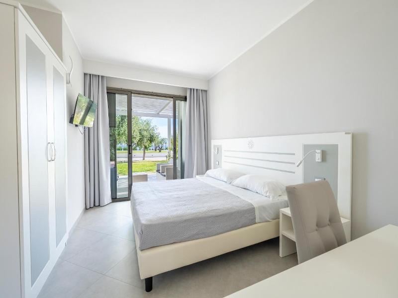 Hotel Baia Di Trainiti image