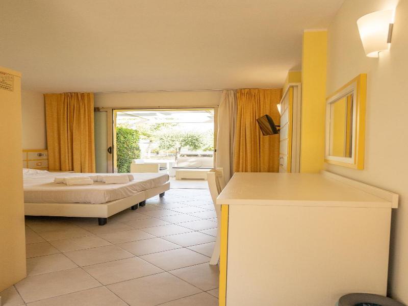 Hotel Baia Di Trainiti image