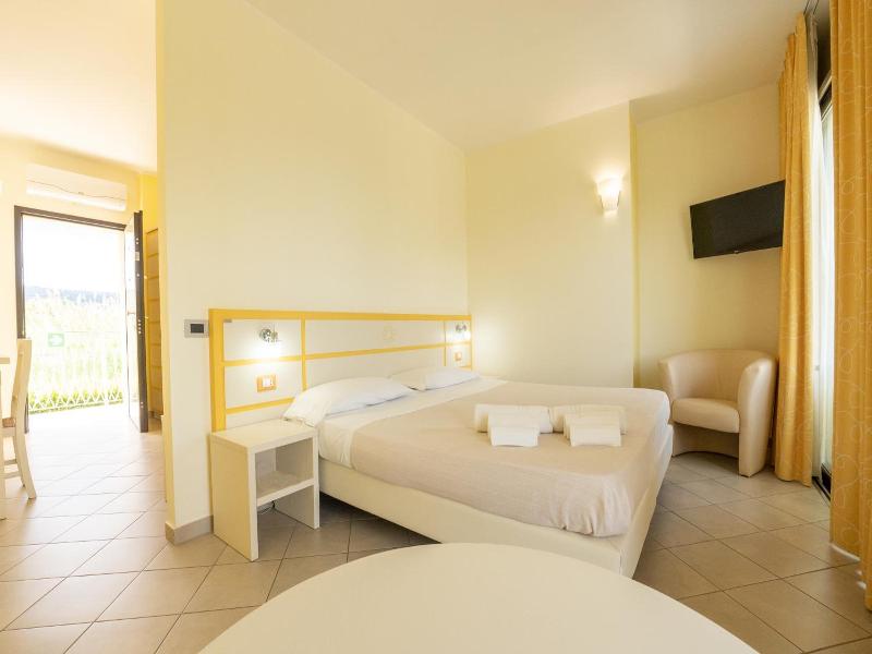 Hotel Baia Di Trainiti image