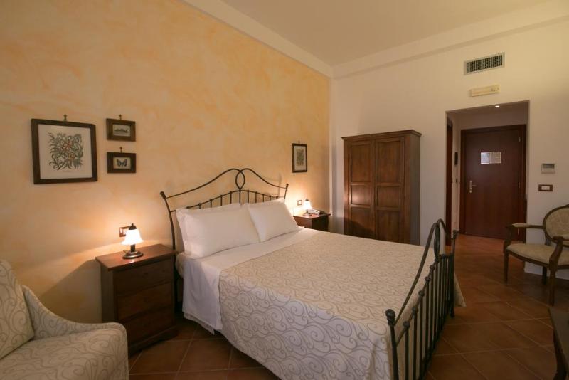 DOUBLE DELUXE QUEEN BED