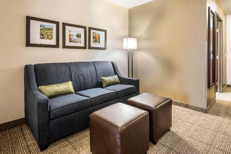 Comfort Suites At Par 4 Resort image