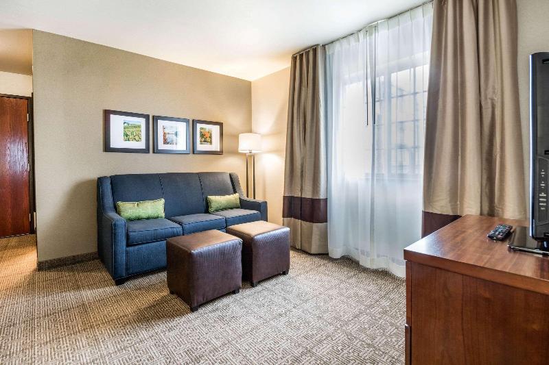 Comfort Suites At Par 4 Resort image