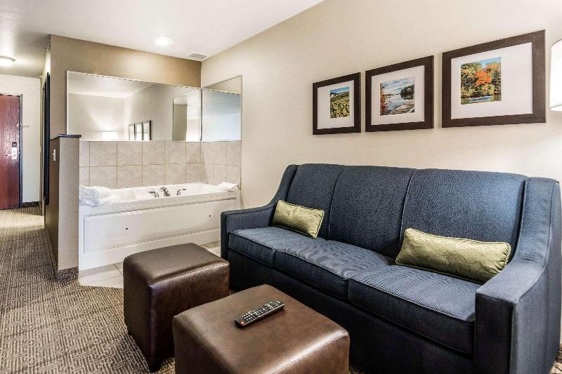 Comfort Suites At Par 4 Resort image