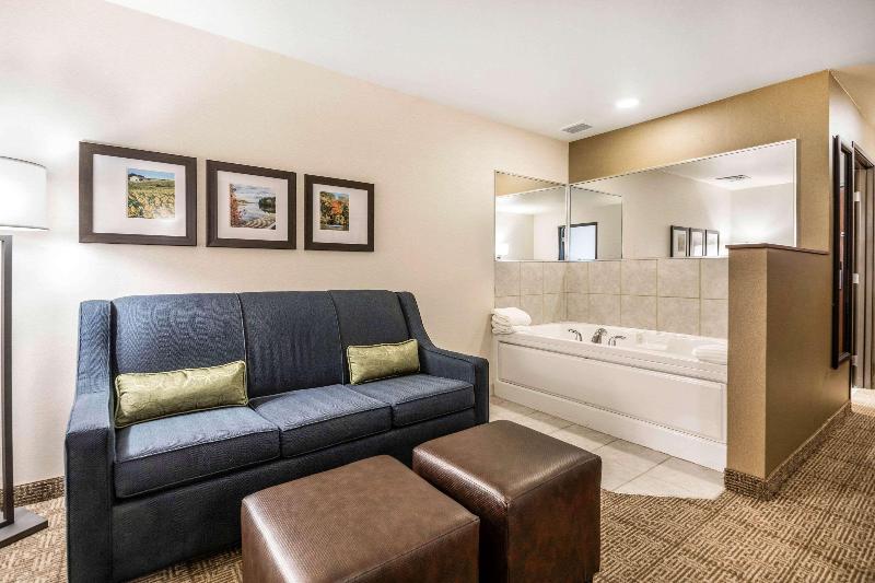 Comfort Suites At Par 4 Resort image