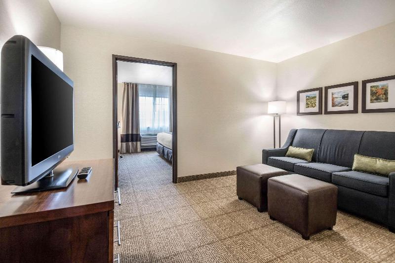 Comfort Suites At Par 4 Resort image