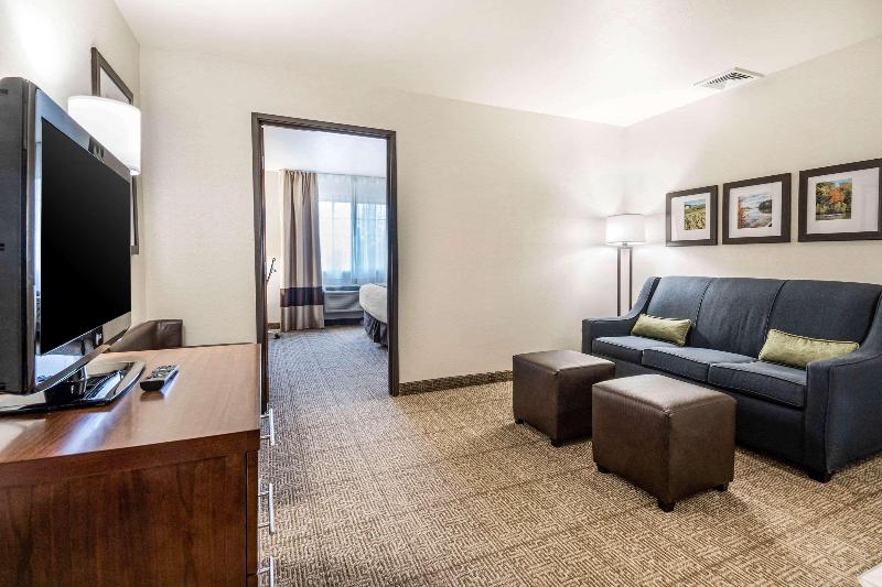 Comfort Suites At Par 4 Resort image