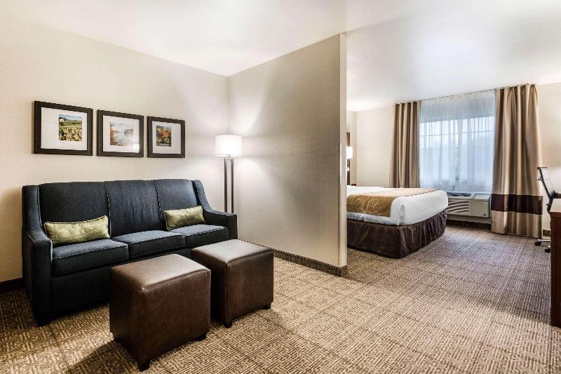 Comfort Suites At Par 4 Resort image