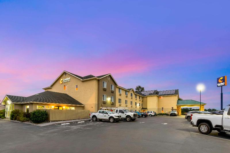 Comfort Inn & Suites Redwood Country image