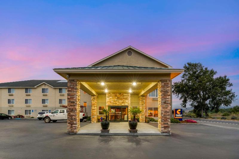 Comfort Inn & Suites Redwood Country image