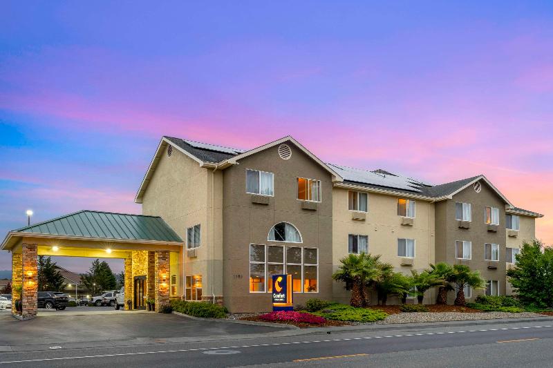 Comfort Inn & Suites Redwood Country image