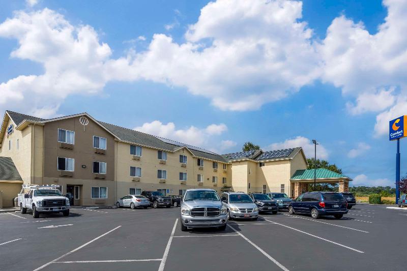 Comfort Inn & Suites Redwood Country image