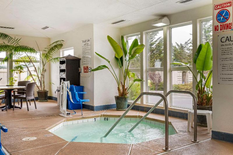 Comfort Inn & Suites Redwood Country image