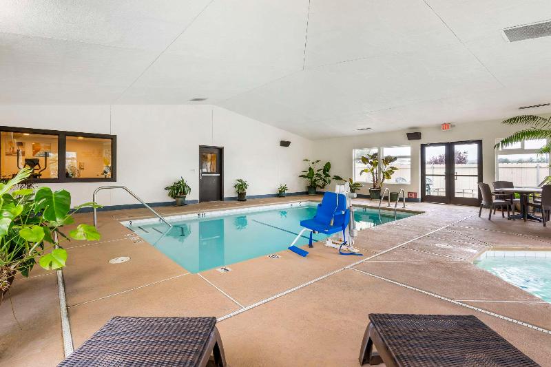 Comfort Inn & Suites Redwood Country image