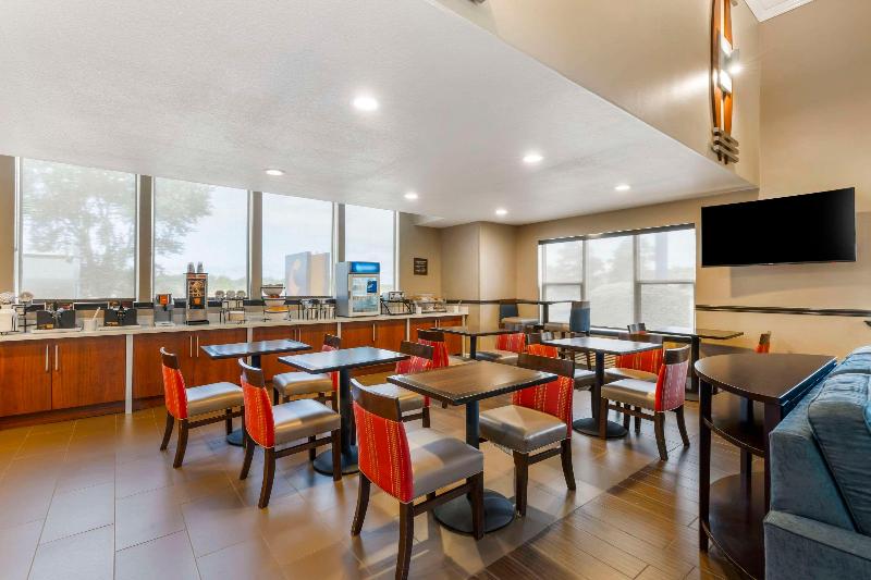 Comfort Inn & Suites Redwood Country image