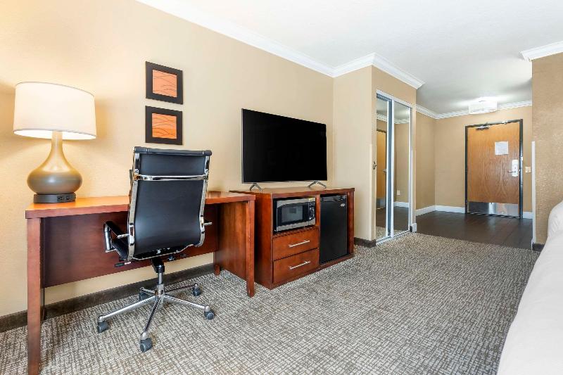 Comfort Inn & Suites Redwood Country image