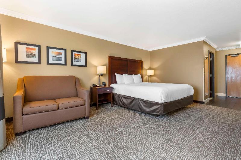 Comfort Inn & Suites Redwood Country image