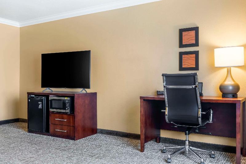 Comfort Inn & Suites Redwood Country image