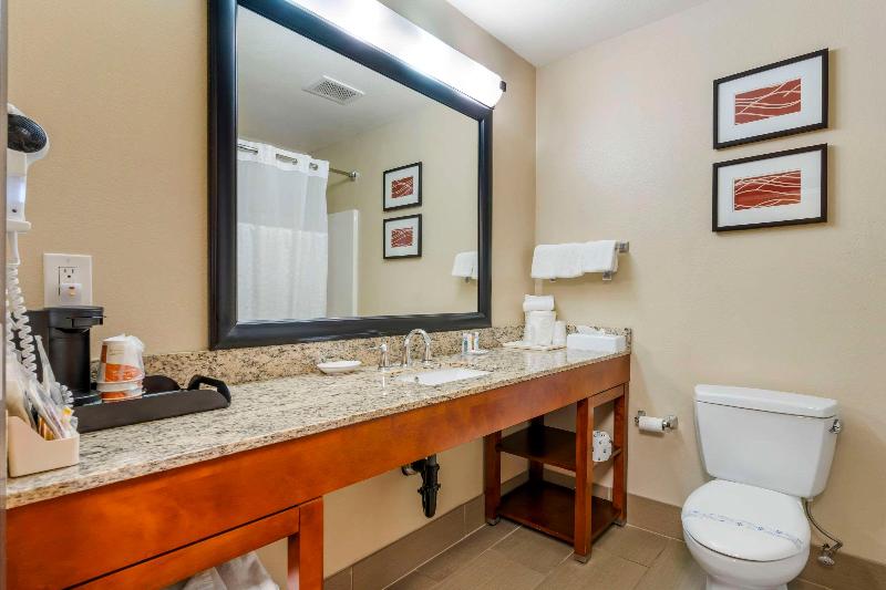 Comfort Inn & Suites Redwood Country image