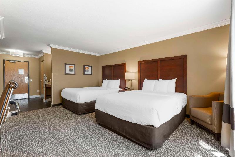 Comfort Inn & Suites Redwood Country image