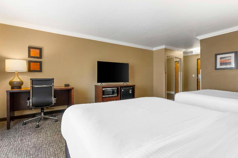 Comfort Inn & Suites Redwood Country image