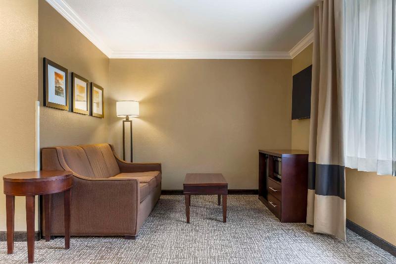 Comfort Inn & Suites Redwood Country image
