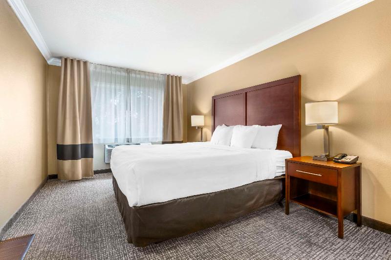 Comfort Inn & Suites Redwood Country image