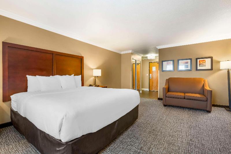 Comfort Inn & Suites Redwood Country image