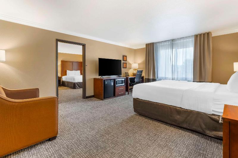Comfort Inn & Suites Redwood Country image