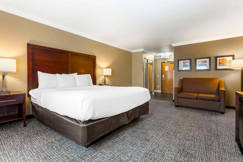 Comfort Inn & Suites Redwood Country image