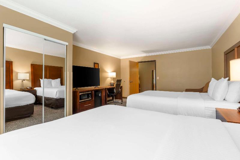 Comfort Inn & Suites Redwood Country image