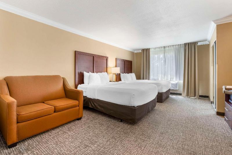 Comfort Inn & Suites Redwood Country image