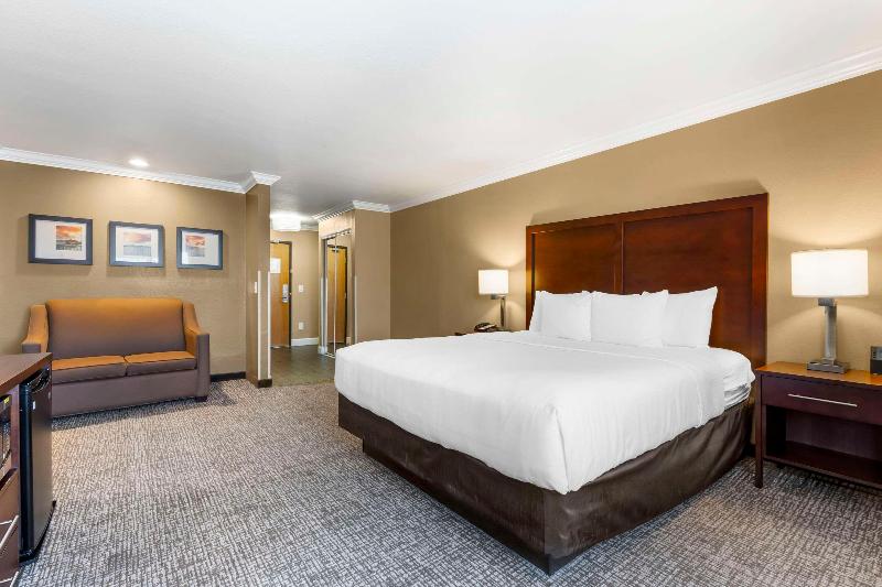 Comfort Inn & Suites Redwood Country image