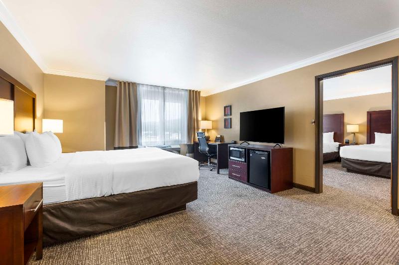 Comfort Inn & Suites Redwood Country image