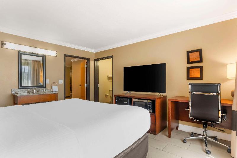 Comfort Inn & Suites Redwood Country image