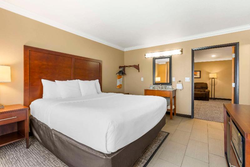 Comfort Inn & Suites Redwood Country image