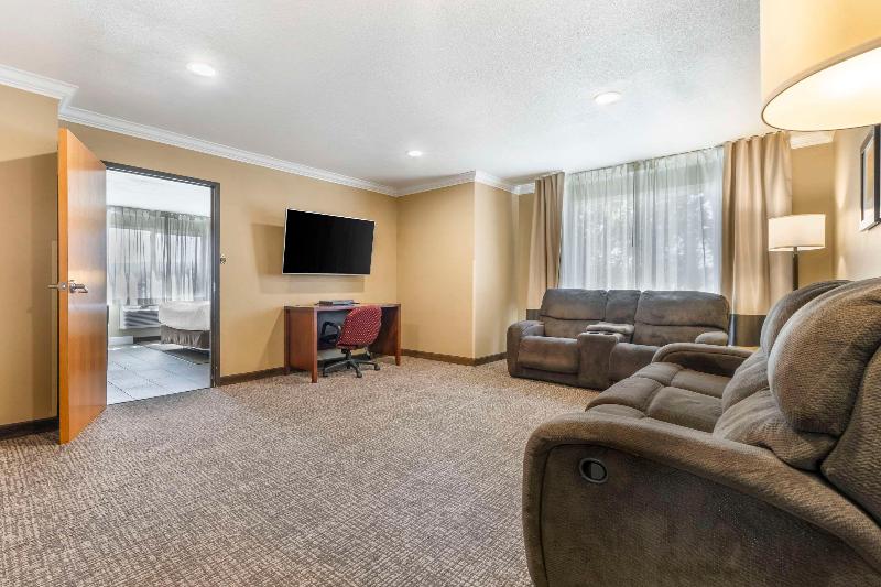 Comfort Inn & Suites Redwood Country image