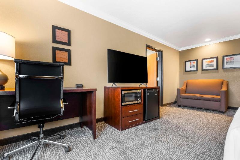 Comfort Inn & Suites Redwood Country image