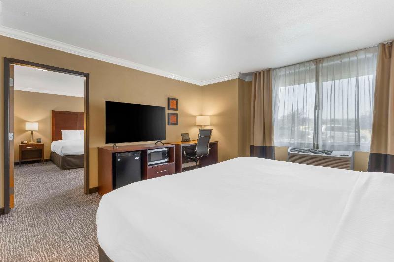 Comfort Inn & Suites Redwood Country image