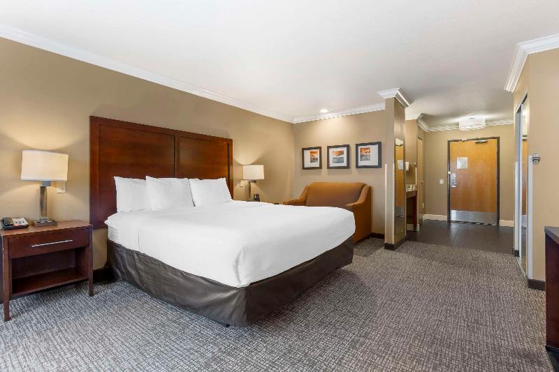 Comfort Inn & Suites Redwood Country image