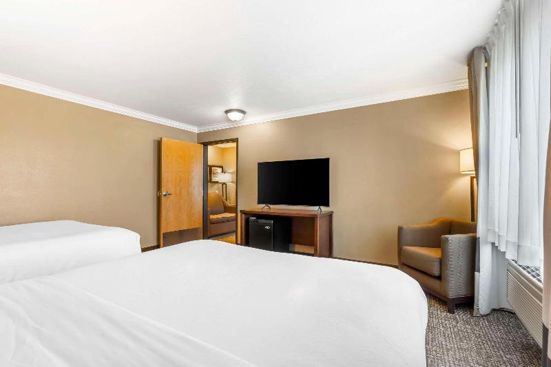 Comfort Inn & Suites Redwood Country image