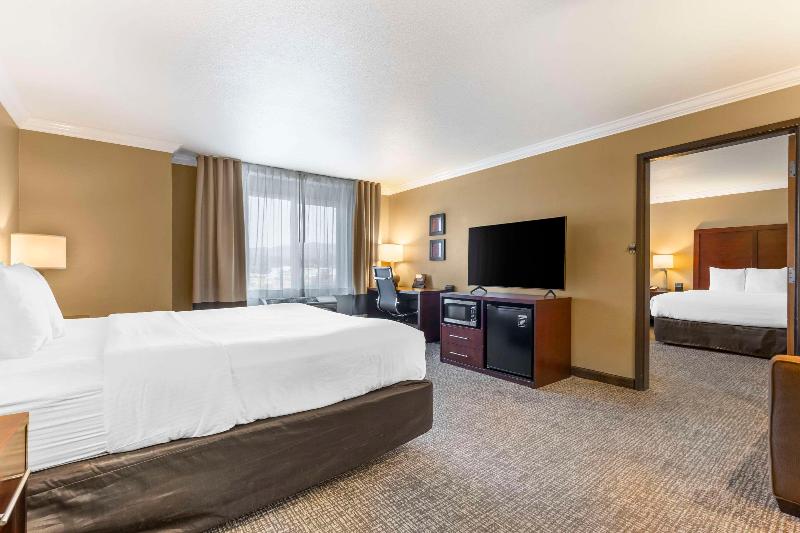 Comfort Inn & Suites Redwood Country image