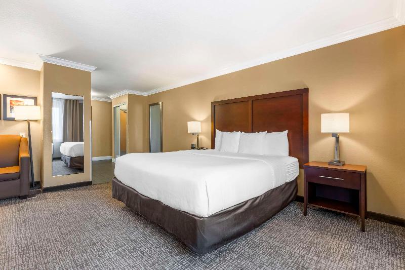 Comfort Inn & Suites Redwood Country image
