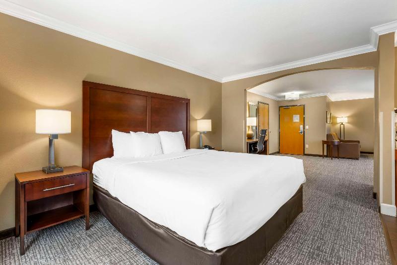 Comfort Inn & Suites Redwood Country image
