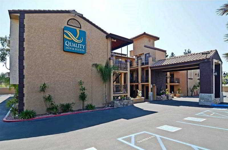 Quality Inn AND Suites Near The Border