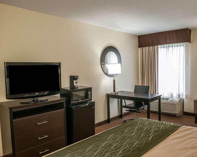 Comfort Inn & Suites Warsaw Area image
